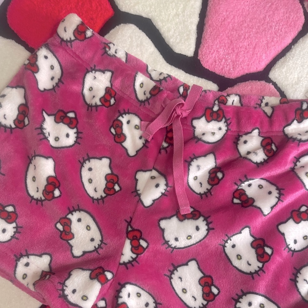 Pink Hello Kitty shorts 💓